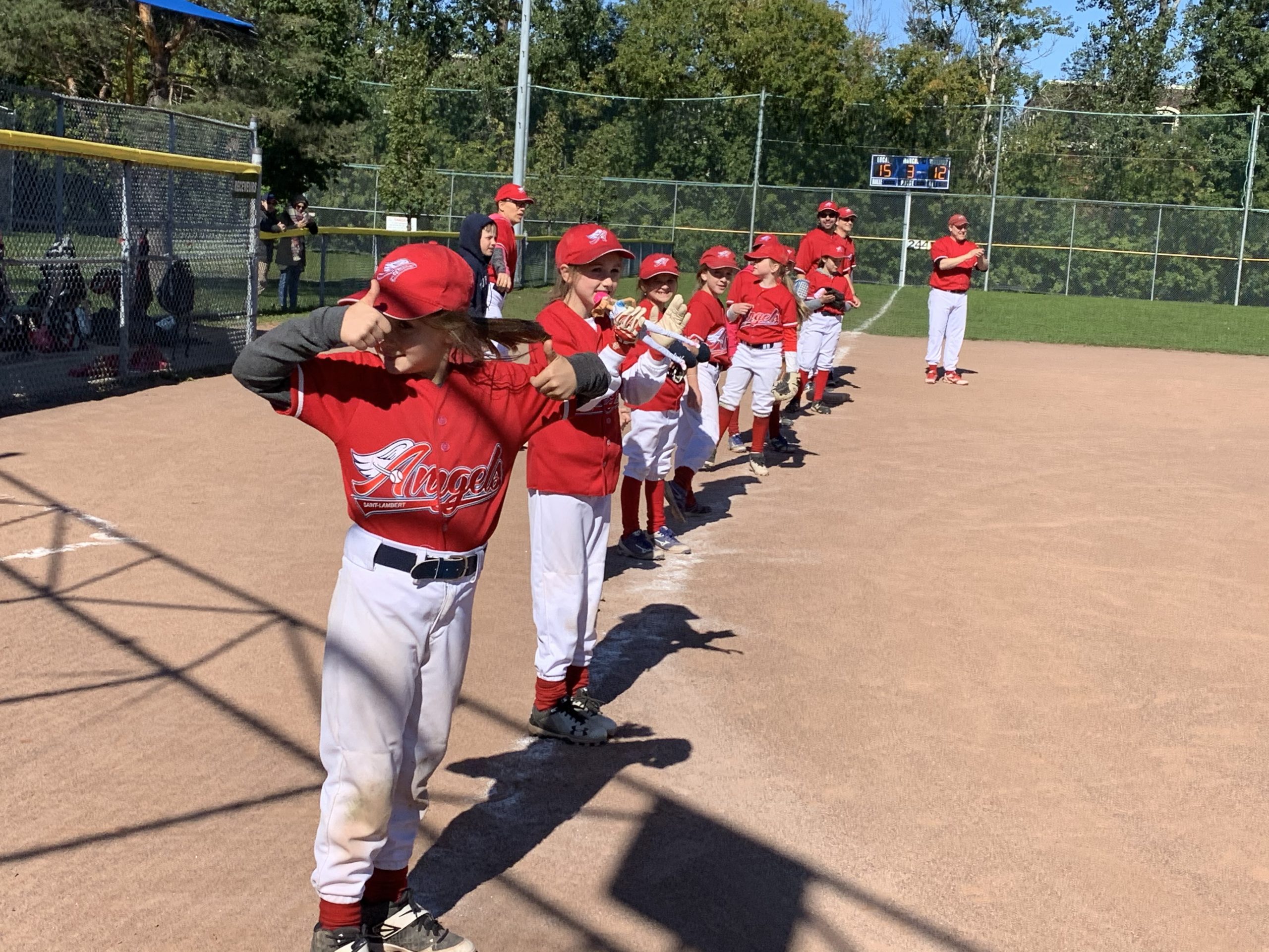 Les Angels Atome Filles reçoivent leur médaille couronnant leur succès